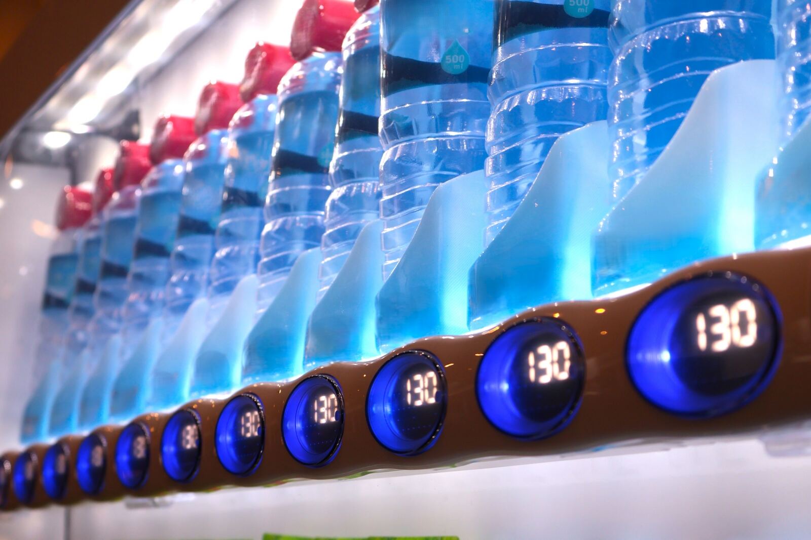 値段を表示したボタンが光っている自動販売機