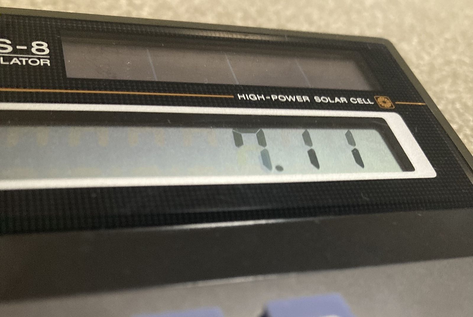 電卓に小数が打たれている画像