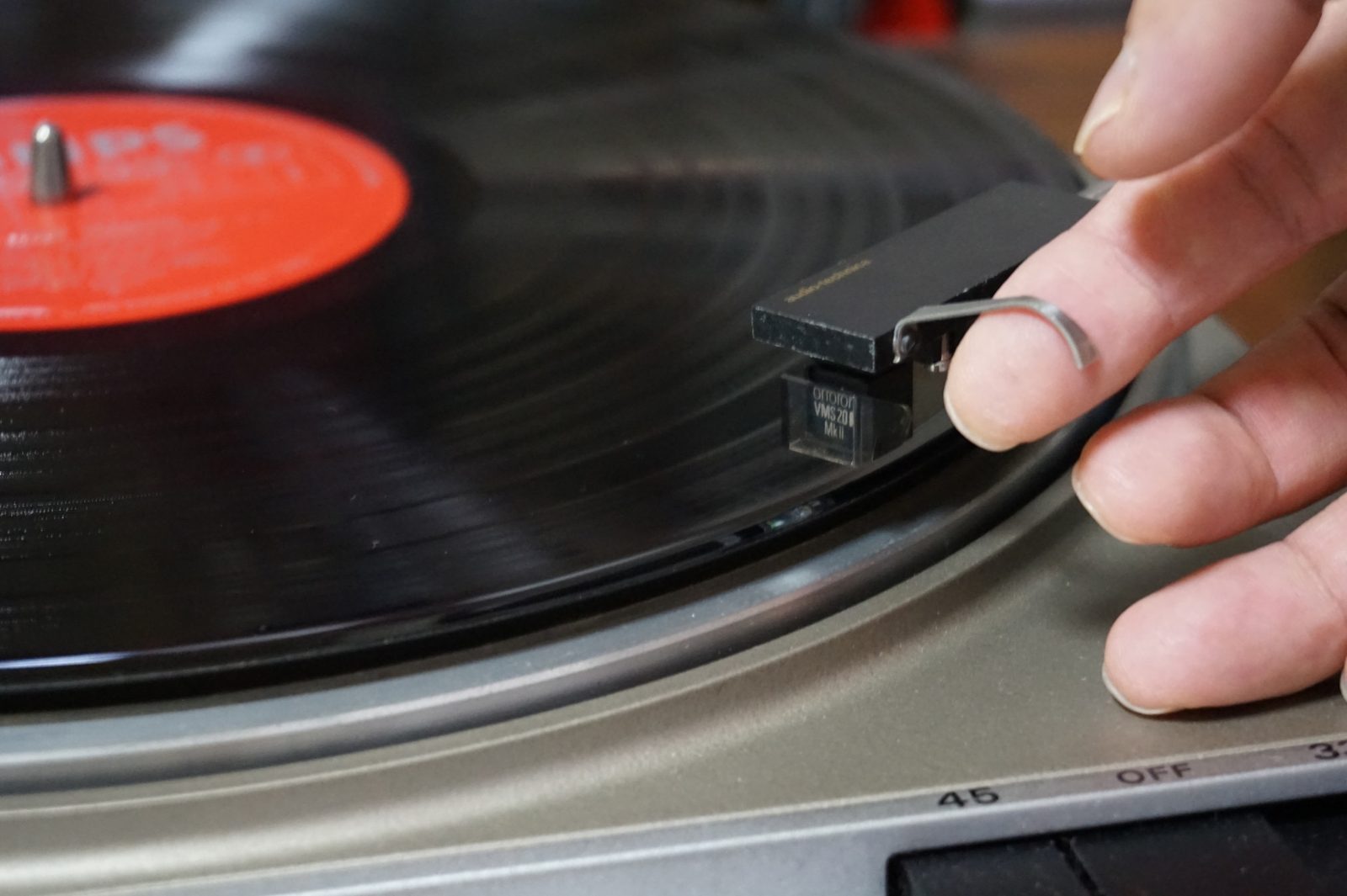 レコードに針を落とす手元
