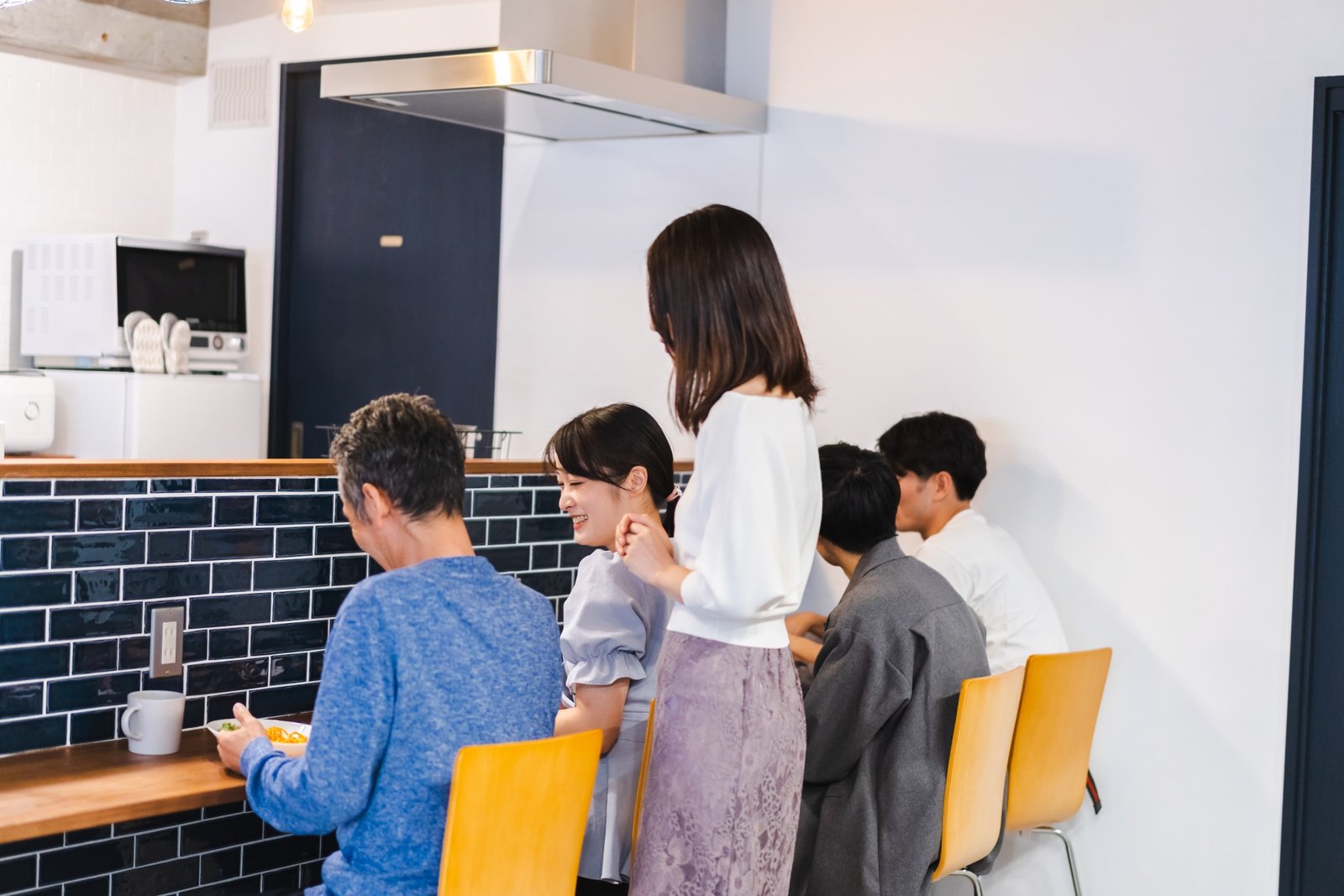 一人だけ席に座っていない画像