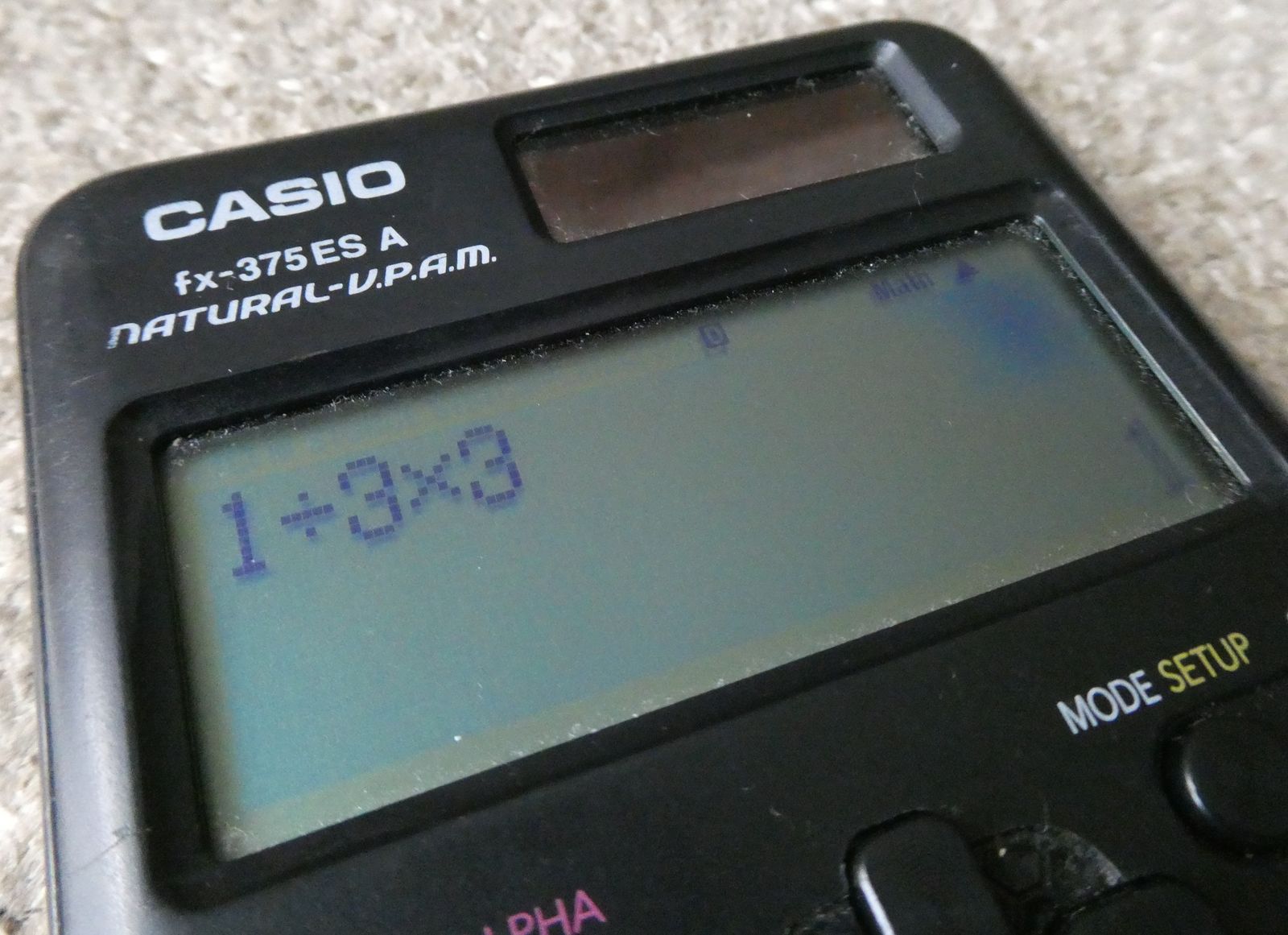 電卓で 1 ÷ 3 × 3 を計算した画面