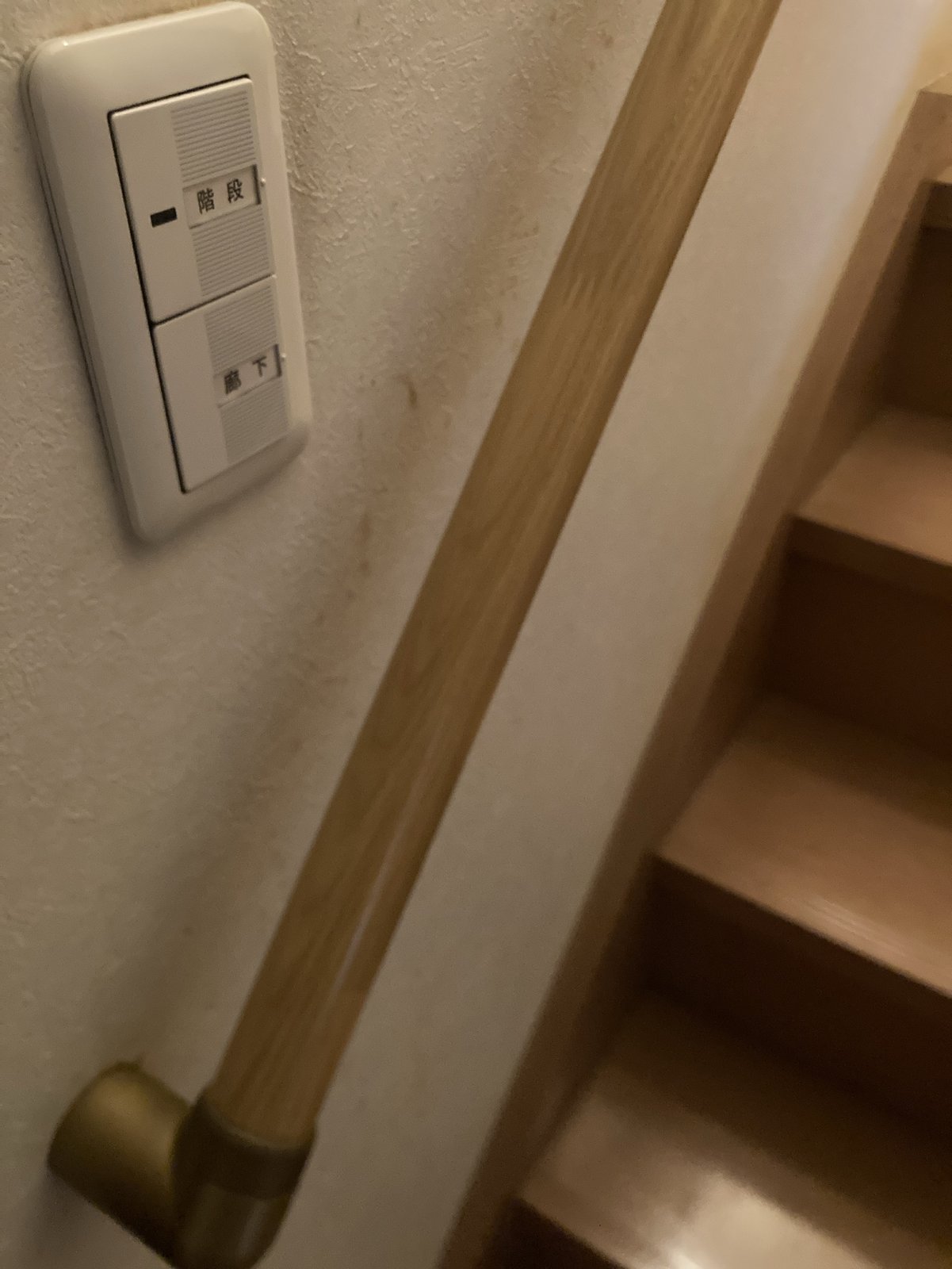 階段の壁にある照明のスイッチ