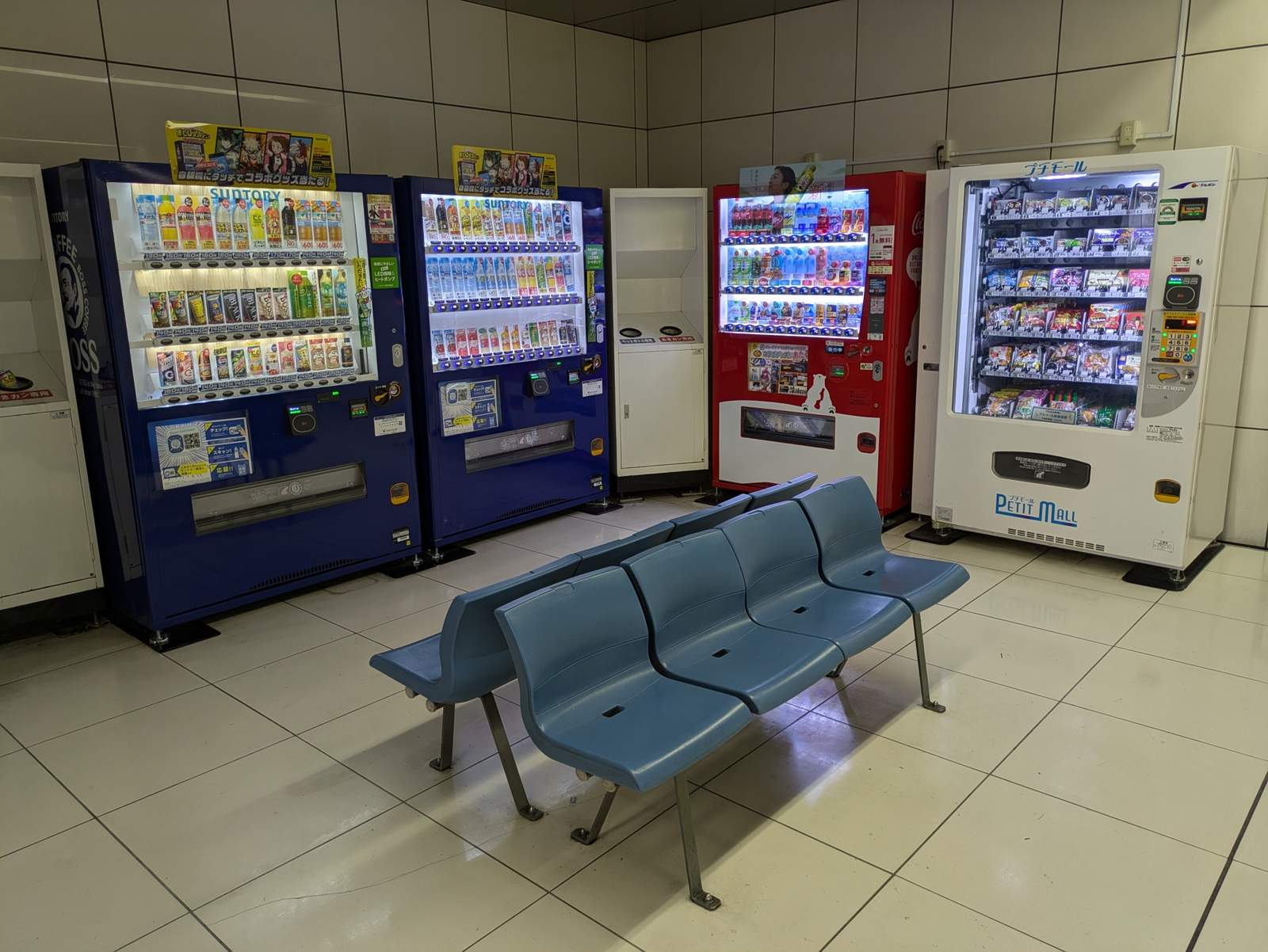 通路に並んだ自動販売機